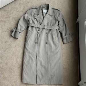 Vintage London Fog Women’s Classic Gray/Beige Trench Coat size 6P with Belt